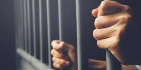 حبس المتهم بفرض إتاوات على السائقين داخل موقف بالسلام