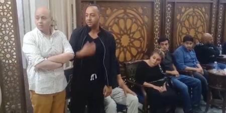 أبرزهم دنيا عبد العزيز.. نجوم الفن يتوافدون على عزاء حماة المنتج محمد السبكي/ شاهد