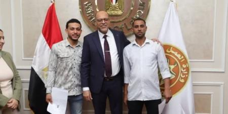 وزير العمل يُسلم عقودا للمتقدمين على فرص عمل بالإمارات