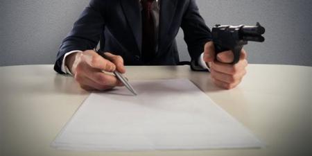 ضبط 3 أشخاص لقيامهم بالتعدي على سائق وإجباره على توقيع إيصالات أمانة وتحويل مبالغ مالية