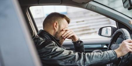 استدراج سائق في النزهة.. فتاة وشركاؤها يعتدون عليه ويجبرونه على تحويل أموال