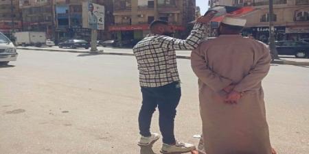 لقطة إنسانية مؤثرة تشعل مواقع التواصل: شاب يظلل والده من أشعة الشمس بالفيوم