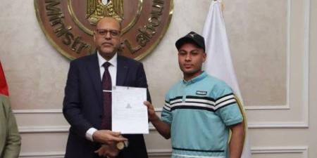 «برواتب مجزية».. جبران يسلم عقود عمل للمتقدمين على وظائف بالإمارات