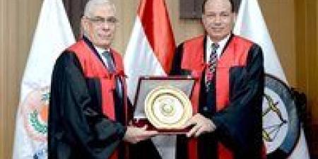 منح الدكتوراه الفخرية للنائب العام من جامعة المنصورة تقديرًا لإسهاماته في دعم العدالة