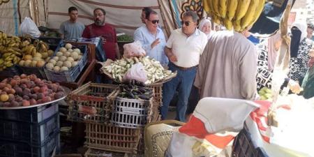 محافظ الدقهلية يتفقد سوق اليوم الواحد ويكلف بإقامة تندات لحماية المواطنين