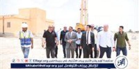 محافظ مطروح يتفقد موقع مجمع الخدمات على 19 فدانًا بقرية أطنوح