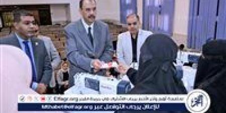 محافظ سوهاج يسلم ماكينات خياطة للسيدات الأولى بالرعاية