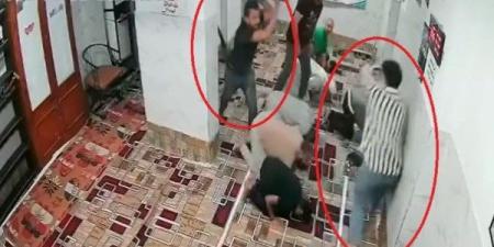 اقتحام مسجد أثناء الصلاة في القاهرة بالشوم والأمن يفحص