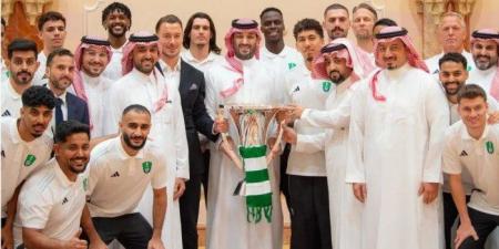 الأمير محمد بن سلمان يستقبل فريق الأهلي السعودي