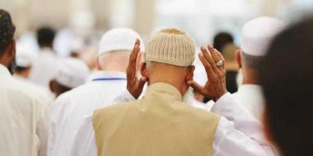 الإفتاء توضح كيفية تسوية الصف في الصلاة بالنسبة للجالس على الكرسي