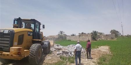 إزالة التعديات على أراضي أملاك الدولة والأراضي الزراعية بفانوس وقصر رشوان بالفيوم