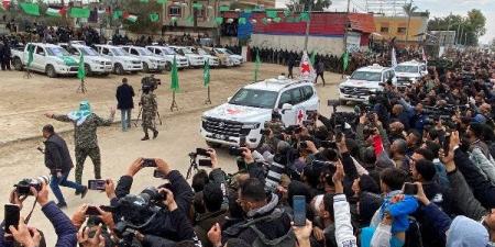 هل الإفراج عن المحتجز عيدان ألكسندر بداية إنفراجة؟.. خبير يجيب