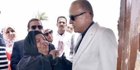 اصطحبها معه في سيارته وأوصلها لمنزلها.. محافظ الأقصر يزور الحاجة وهيبة ويلبي دعوتها