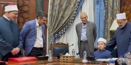 أجلسه على كرسيه الخاص.. من هو الصغير الذي كرمه شيخ الأزهر؟..والد أنس تتحدث لـ"مصر تايمز"