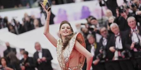 بعد حظر الفساتين العارية.. كيف كانت إطلالات نجمات حفل افتتاح مهرجان كان السينمائي؟