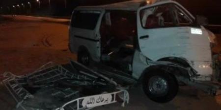 إصابة 14 شخصًا في حادث تصادم ميكروباص برصيف في القاهرة الجديدة