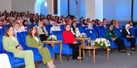 السيدة انتصار السيسي: فخورة بتواجدي وسط متطوعي الهلال الأحمر