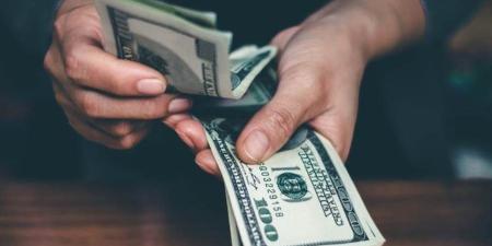 تراجع جديد لسعر الدولار أمام الجنيه بمنتصف تعاملات اليوم.. يفقد أكثر من 5 قروش