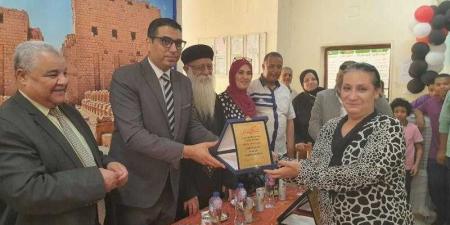 نائب محافظ الأقصر يشيد بإبداعات الطلاب خلال ...