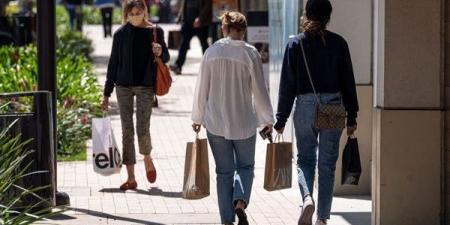 تراجع مبيعات التجزئة الأمريكية تشير إلى انخفاض زخم الإنفاق