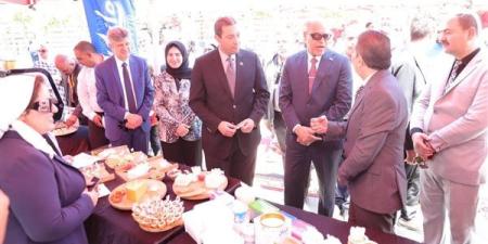 وزير العمل يتفقد معرض للمنتجات الغذائية بأسعار مخفضة في دمياط (صور)