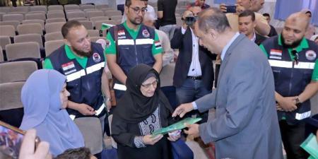 محافظ سوهاج يسلم تأشيرات وتذاكر الحج للفائزين بقرعة الجمعيات الأهلية