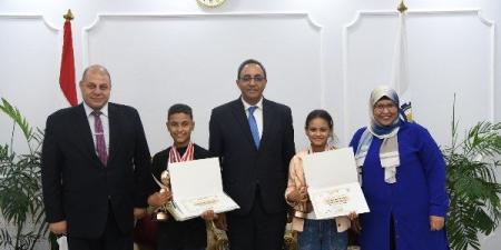 محافظ قنا يكرم الفائزين بجائزة الدولة للمبدع الصغير