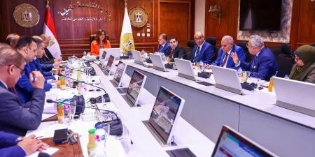 «عوض» توجه بتخفيض التكاليف المادية والمدة الزمنية لإصدار تراخيص المحال العامة
