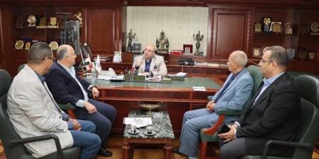 محافظ بني سويف يبحث مع مجموعة تيتان تطوير مصانع التدوير ودعم القطاع الصحي