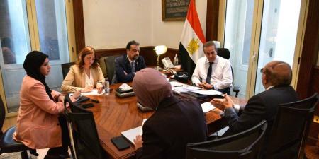 وزير الصحة يبحث مسارات التعليم التخصصي والدراسات العليا للأطباء