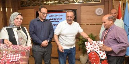 محافظ أسيوط يسلم 320 حاجًا من الجمعيات الأهلية ...