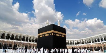 عضو الأزهر للفتوى يحذر من "سيلفي الكعبة": خلي الطواف كله لله