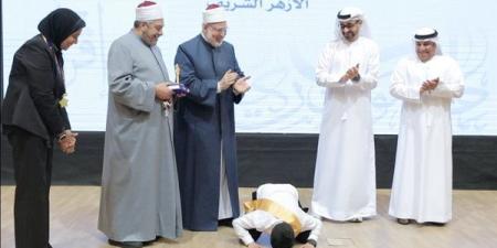 سجدة شكر تتوّج الفوز.. طالب أزهري يحقق المركز الأول في "تحدي القراءة العربي"