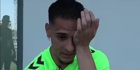 أنتوني ينفجر باكيًا: لم آكل شيئًا بالأيام أظل محبوسًا بغرفتي في مانشستر يونايتد