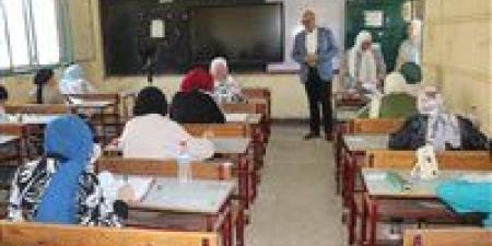 محافظ القليوبية يتفقد لِجان امتحانات الثانوية العامة للاطمئنان على سير الامتحانات - صور