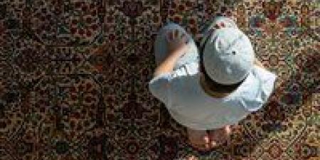 هل الضحك أثناء الصلاة يبطلها؟.. أمين الفتوى يجيب