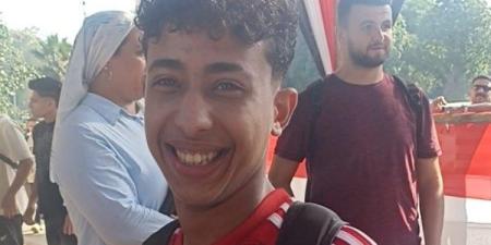 «بتيشيرت الأهلي ومن غير نوم».. توافد أحد طلاب الثانوية العامة على لجنة الامتحان