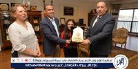 تقديرًا لوعيها البيئي والمجتمعي..محافظ أسيوط يكرم طالبة بالصف الخامس الابتدائي ويمنحها درع المسئولية المجتمعية
