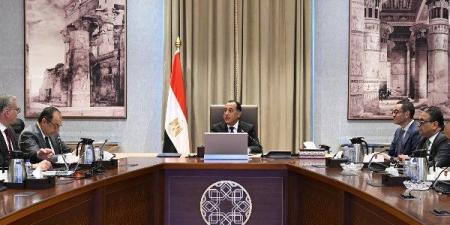 رئيس الوزراء يتابع تنفيذ برنامج الطروحات الحكومية في قطاعي البترول والأعمال العام