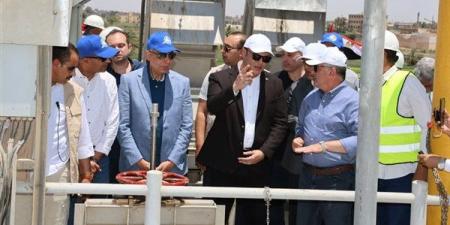 وزير الإسكان ومحافظ المنيا يتفقدان محطتي مياه شرب العدوة الجديدة