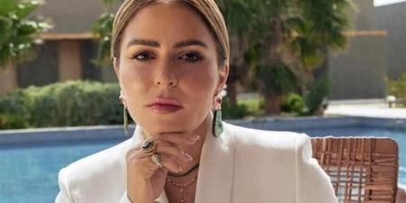 مها الصغير تشعل مواقع التواصل بصورتها أثناء أداء العمرة