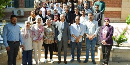 رئيس جامعة أسيوط يفاجئ طلاب قسم إعلام بزيارة داعمة خلال تحكيم مشروعات التخرج