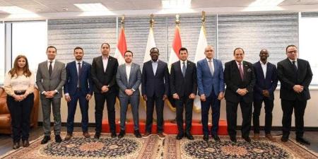 وزير الرياضة يلتقي الأمين العام للاتحاد الافريقي لكرة القدم