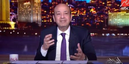 عمرو أديب يحذر المصريين: «خلي بالك وانت بتتكلم مع السياح»