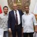 وزير العمل يُسلم عقودا للمتقدمين على فرص عمل بالإمارات
