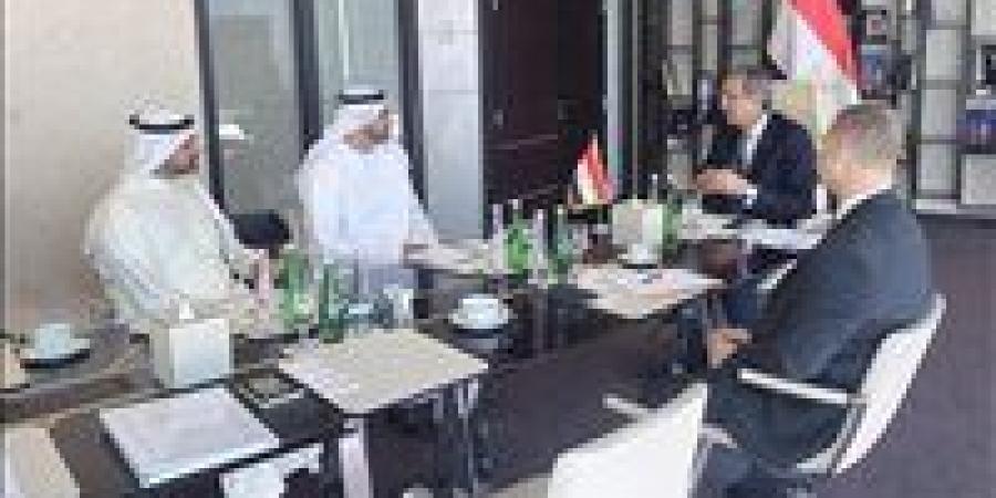 وزير الاتصالات يبحث مع 3 بنوك إماراتية فرص الاستثمار بمجال التعهيد
