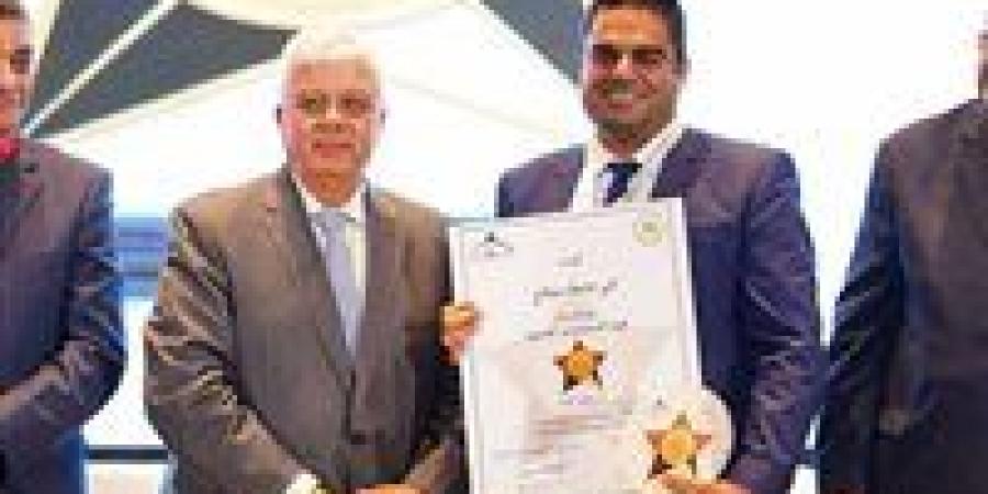 “التعليم العالي” تهدي النجمة الذهبية لمستشفيات سوهاج الجامعية