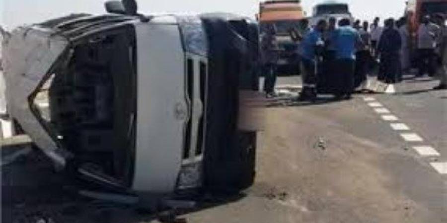 انقلاب سيارة ميكروباص بعد تصادمه مع تروسيكل في دار السلام بسوهاج