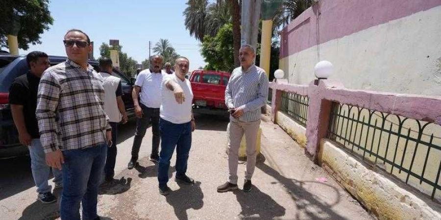 محافظ أسيوط يتابع تطوير مداخل قرية بني زيد الأكراد وأبنوب لتحسين البنية التحتية والخدمات