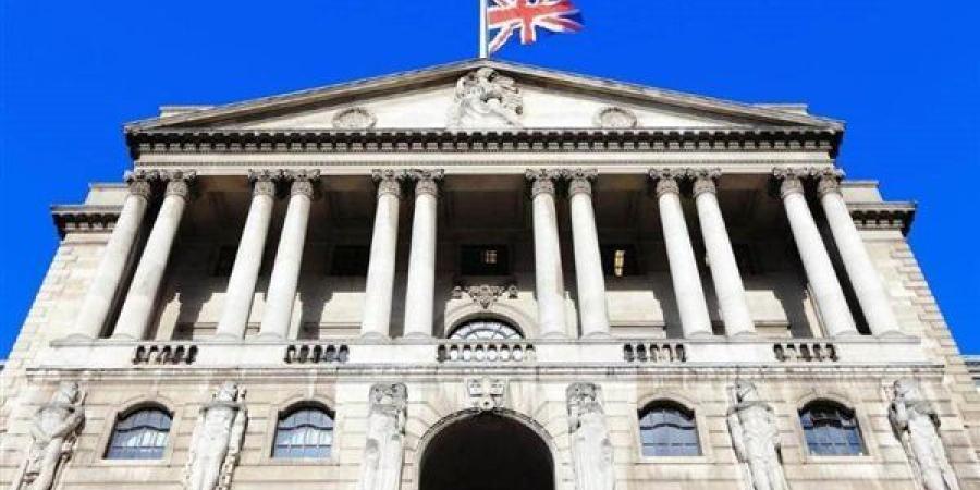 بنك إنجلترا يقترب من خفض أسعار الفائدة إلى 3.25%